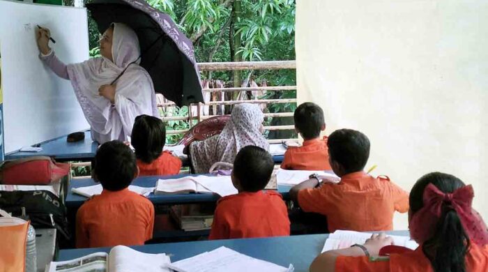 স্কুল বারান্দায় চলছে পাঠদান শ্রেণিকক্ষ সংকট