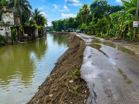 অবৈধ স্থাপনা রেখেই দায়সারা খাল খনন, ধসে পরছে পাকা সড়ক জনচলাচলে দূর্ভোগ স্থানীয়দের অভিযোগ