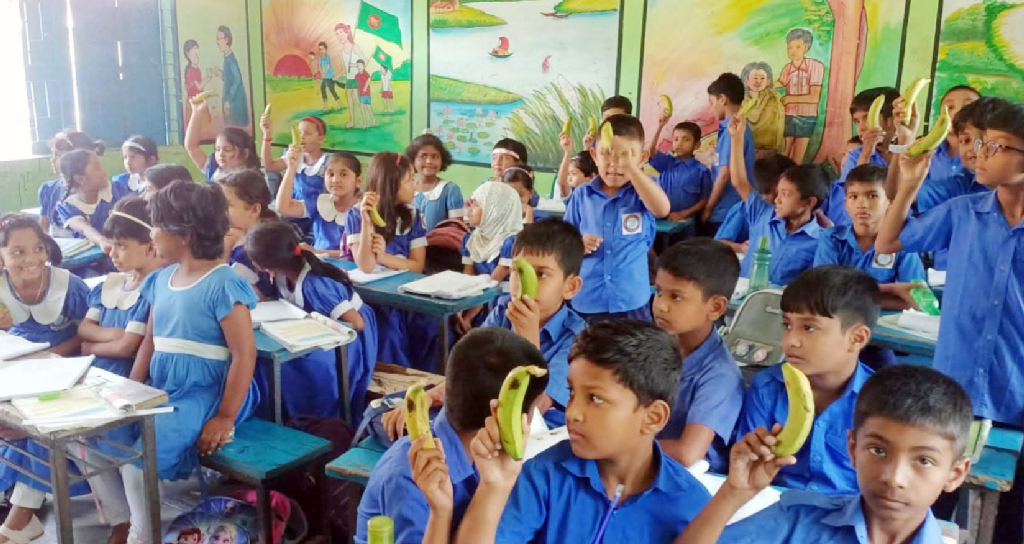 বরিশালে স্কুল ফিডিংয়ে পচা কলা-বাসি ডিম