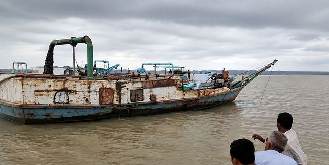 তেঁতুলিয়ায় থামছে না অবৈধ বালু উত্তোলন, বাড়ছে নদীভাঙনের শঙ্কা