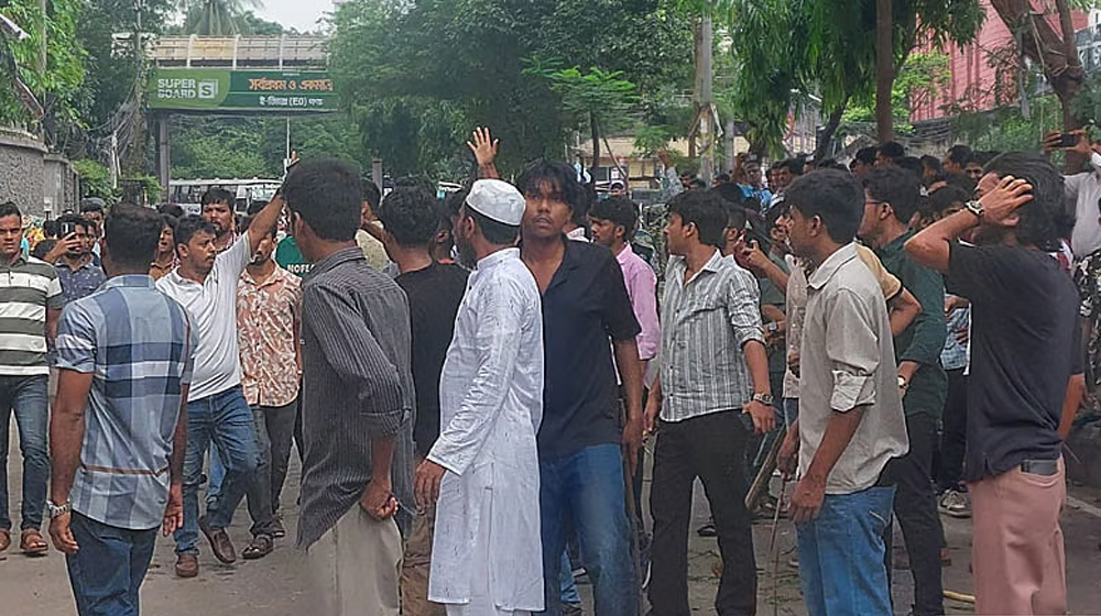 জবিতে ছাত্রদল-ছাত্রশিবিরের সংঘর্ষে আহত ১৫