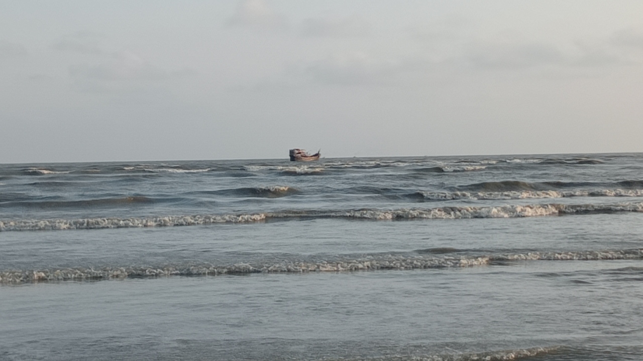 গভীর সাগরে ট্রলারে জলদস্যুদের হামলা, ১৪ জেলে আহত
