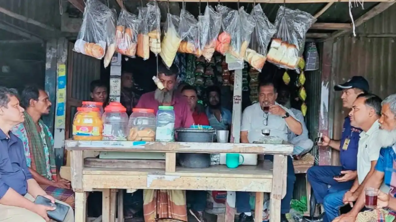টং দোকানে আড্ডা দিলেন তথ্যমন্ত্রী