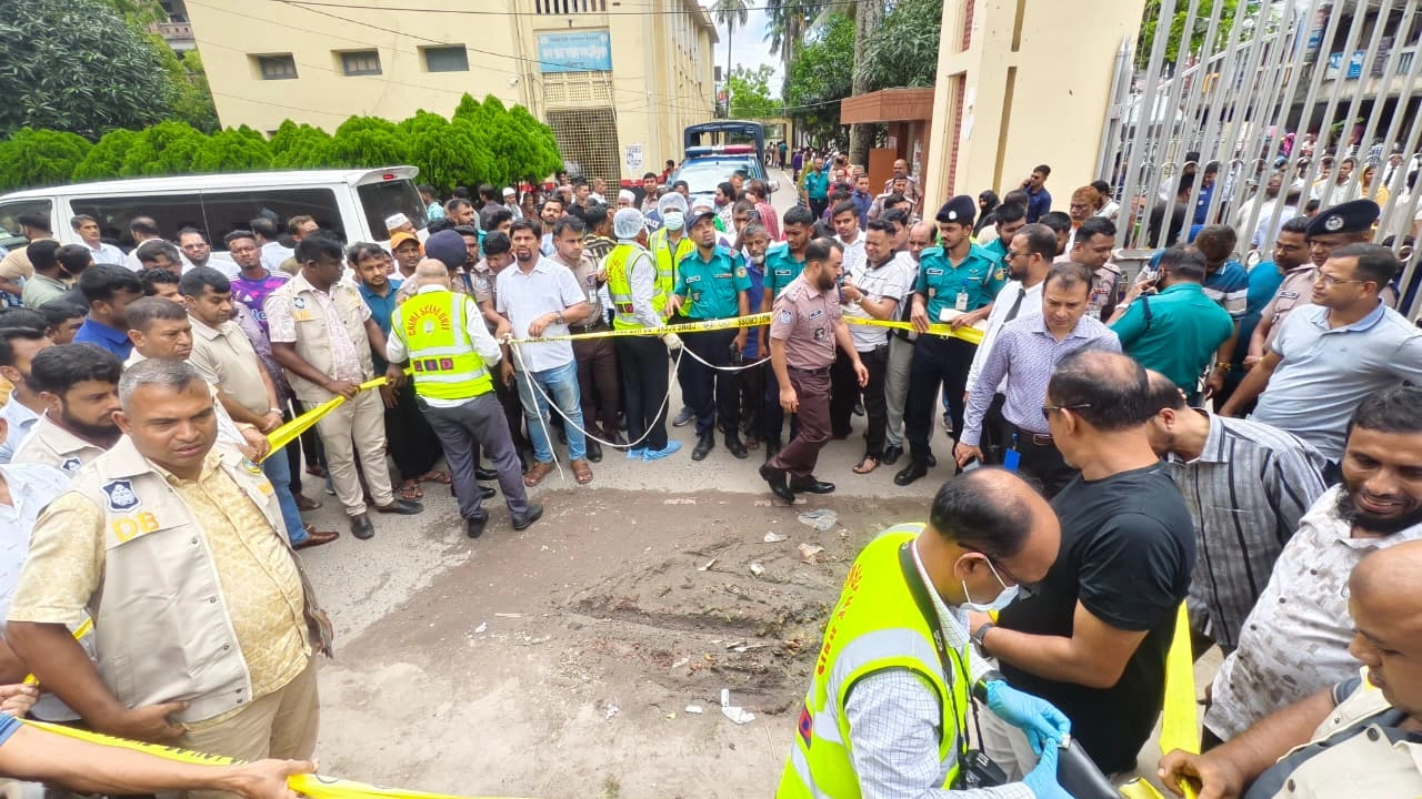 বরিশাল আদালত চত্বরে ‘ককটেল’ বিস্ফোরণ