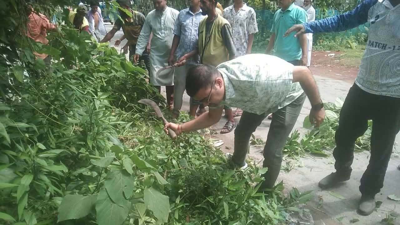 বরিশালে সড়কের পাশের ঝোপঝাড় পরিষ্কার করলেন ইউএনও