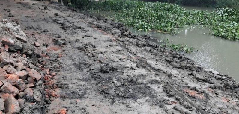 উজিরপুরে আড়াই কিলোমিটার সড়কের পিচ-পাথর উধাও