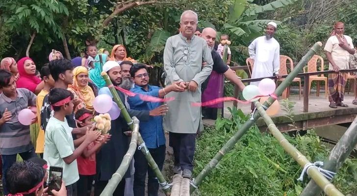 বিএনপি নেতার বাঁশের সাঁকো উদ্বোধন, সমালোচনার ঝড়