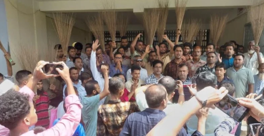 পটুয়াখালীর ২ উপজেলায় যুবদলের নতুন কমিটি, পদবঞ্চিতদের ঝাড়ু মিছিল