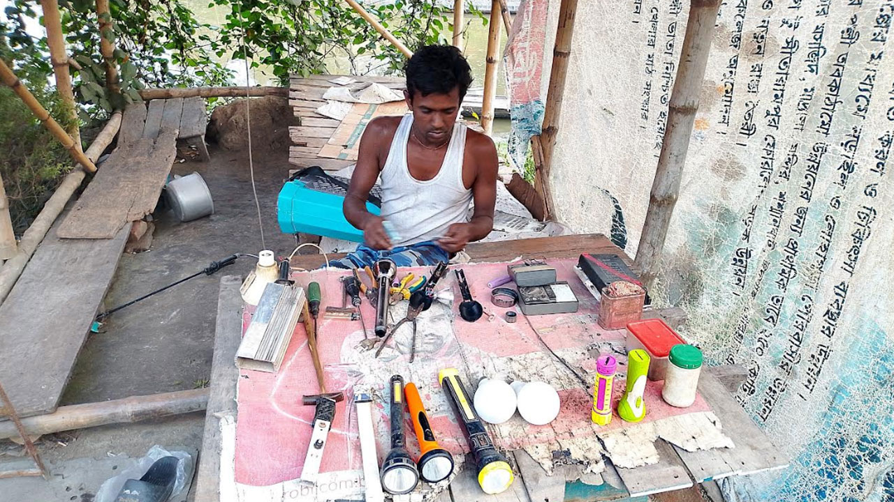 নড়াইলের মুলিয়ায় গোপী বিশ্বাস’র এক পা-তেই জীবন সংসার প্রতিবন্ধী জীবনটাই যেন অভিশাপ