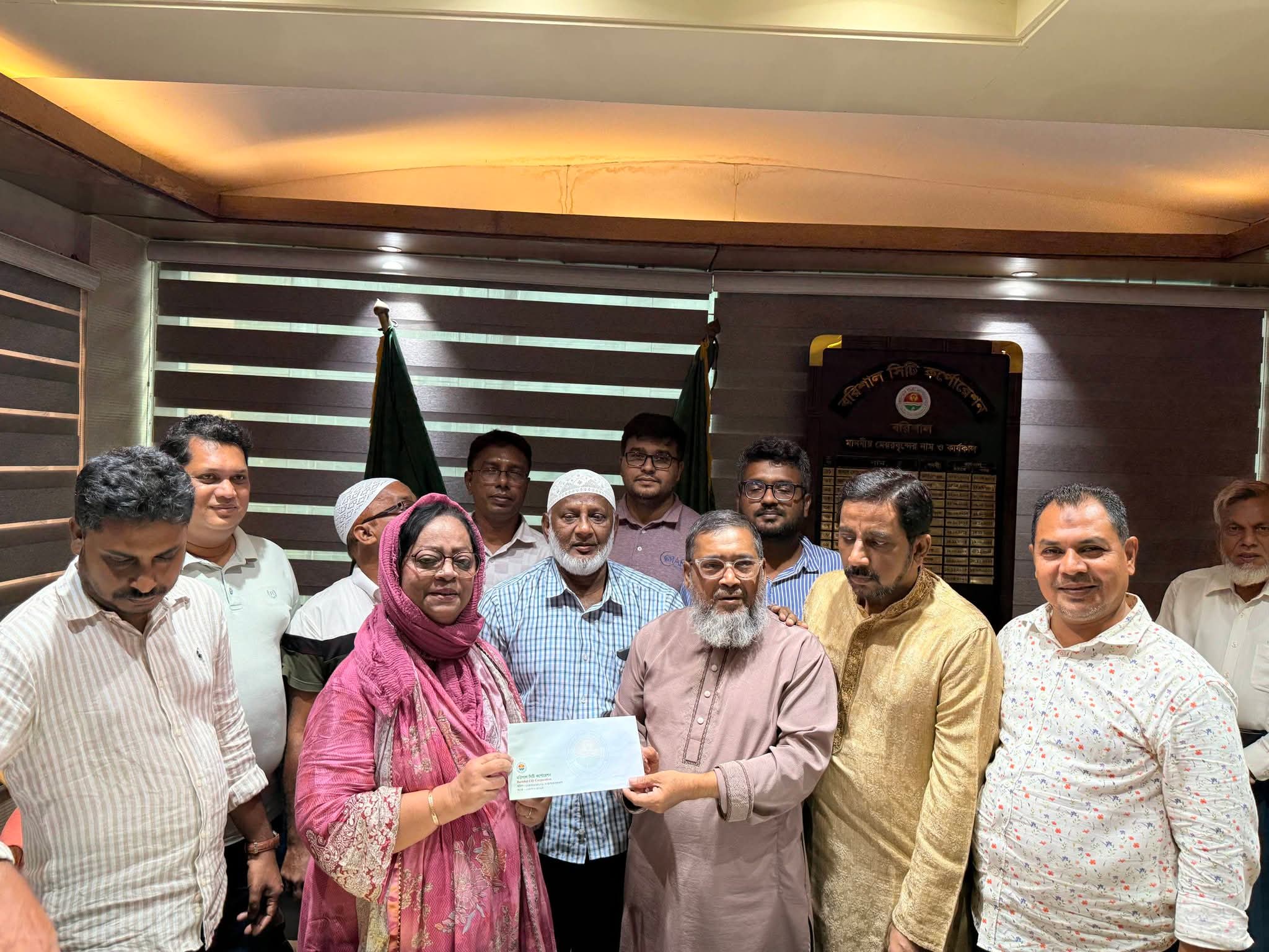 বরিশাল প্রেস ক্লাবের কল্যাণ তহবিলে নিজস্ব বেতন থেকে চেক দিলেন সিটি কর্পোরেশনের প্রশাসক