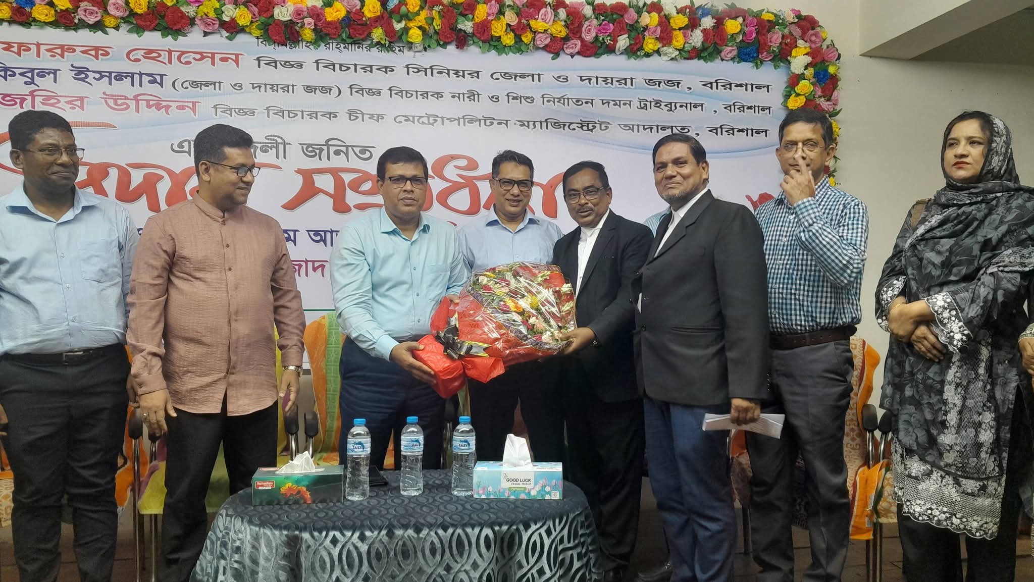 বরিশালে তিন বিচারককে জেলা আইনজীবী সমিতির বিদায় সংবর্ধনা