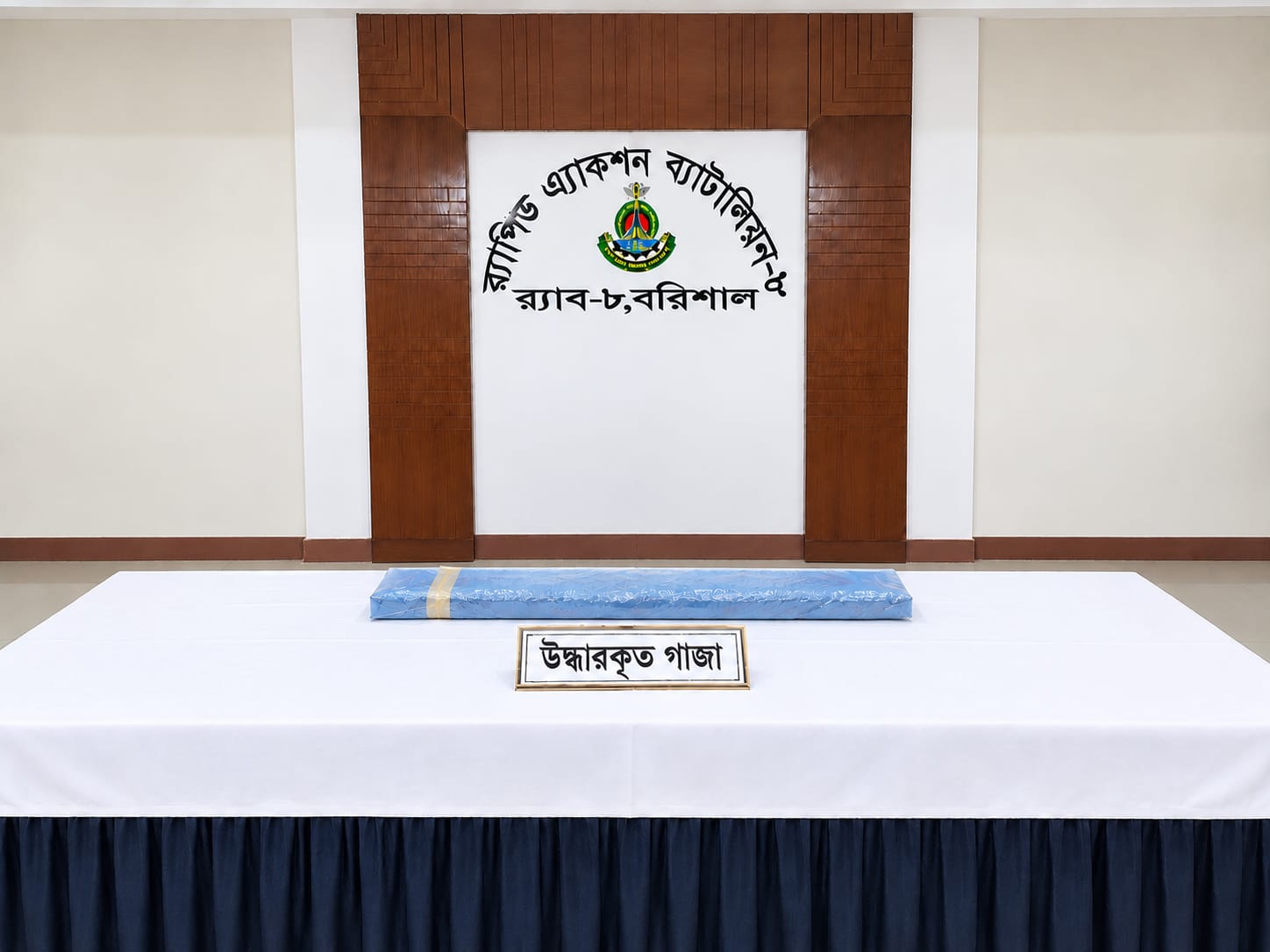 উজিরপুরে বাসে যাত্রীর ছদ্মবেশে গাঁজা বহন, দুই মাদক ব্যবসায়ী গ্রেফতার