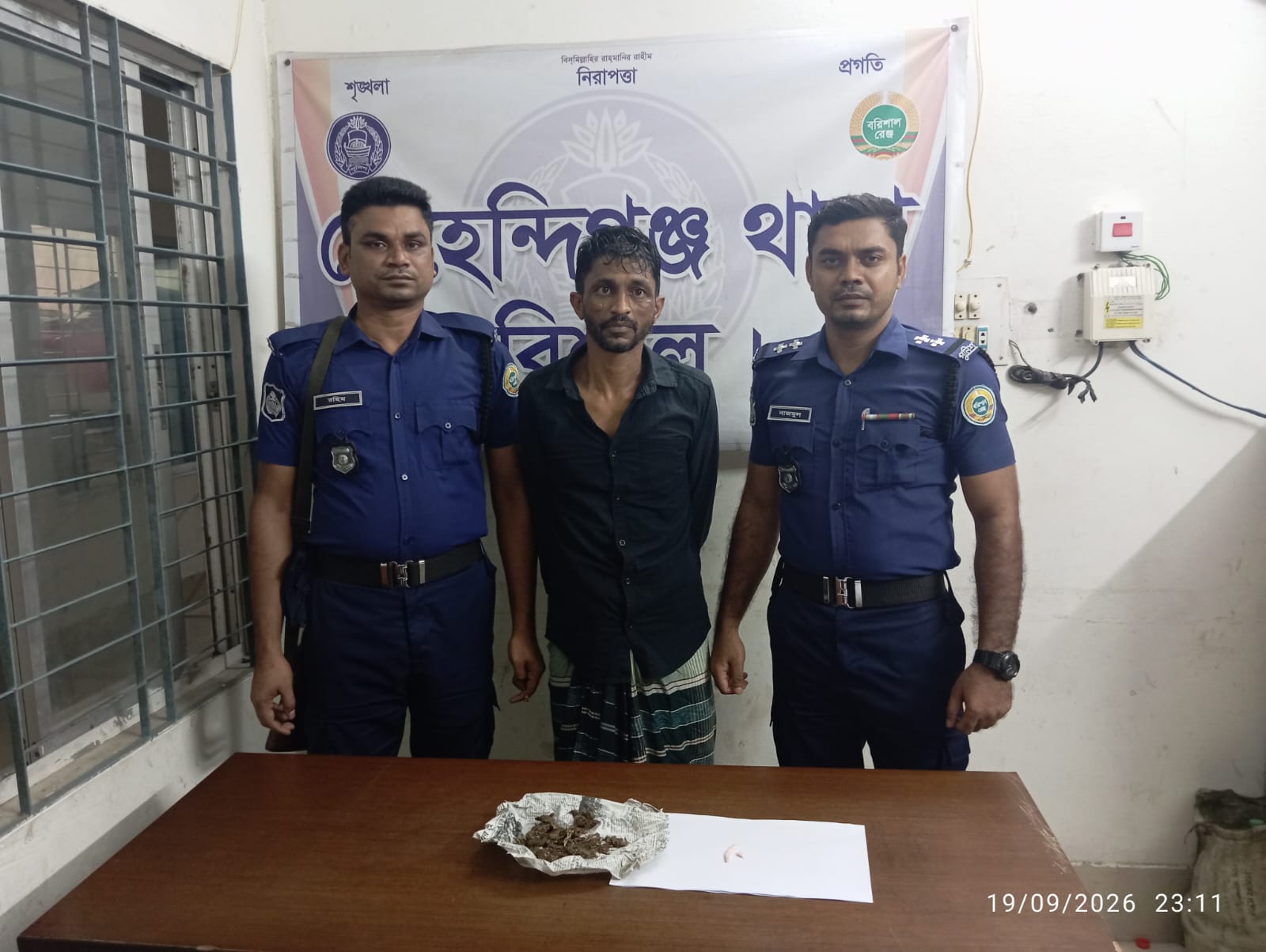 মেহেন্দিগঞ্জে ‘ডাকাত’ বলে পুলিশে হামলা, মাদক মামলার আসামি ছিনতাই,আটক ২