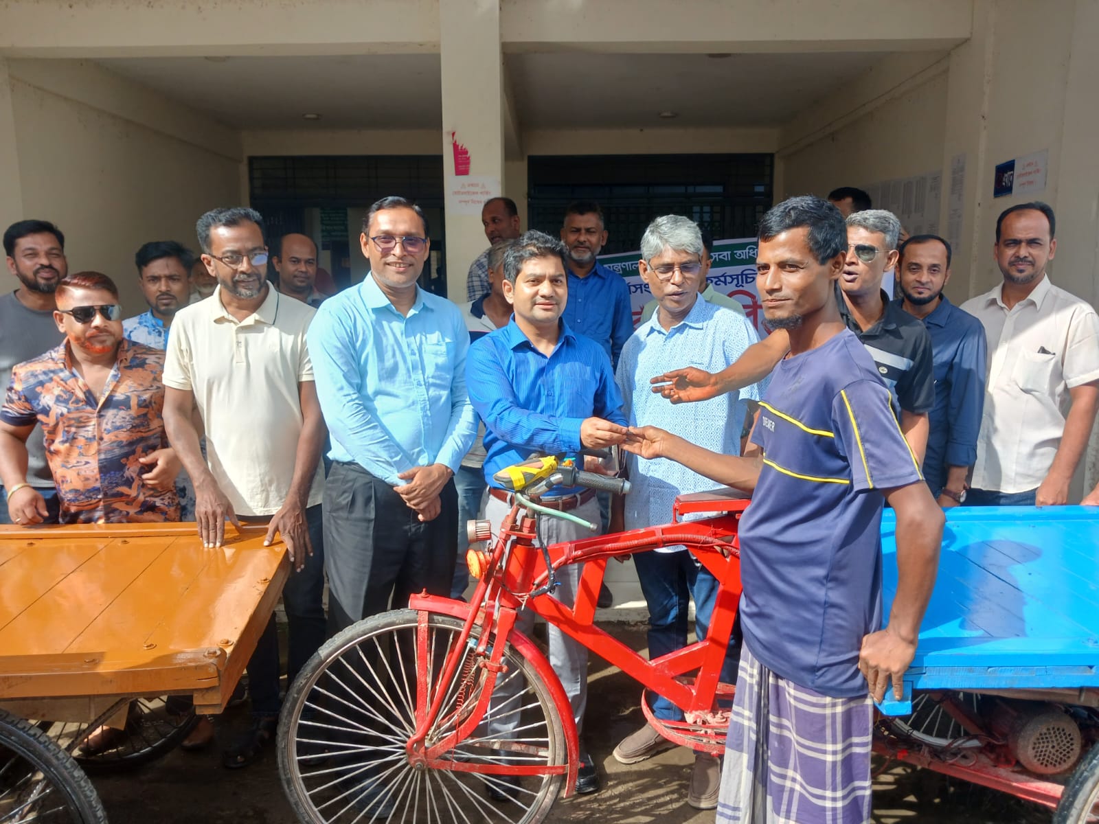 উজিরপুরে দুই হতদরিদ্রকে অটোভ্যান দিলেন ইউএনও আলী সুজা