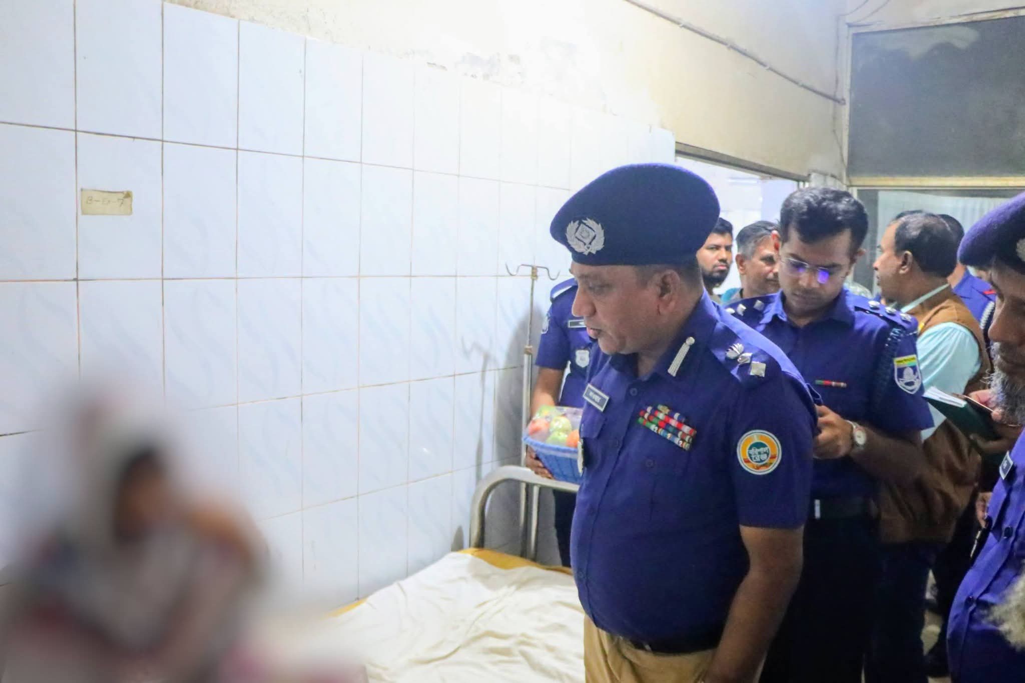 দৌলতখানে স্ত্রীকে এসিড নিক্ষেপের অভিযোগে স্বামী গ্রেপ্তার, হাসপাতালে ভিকটিমের পাশে পুলিশ সুপার