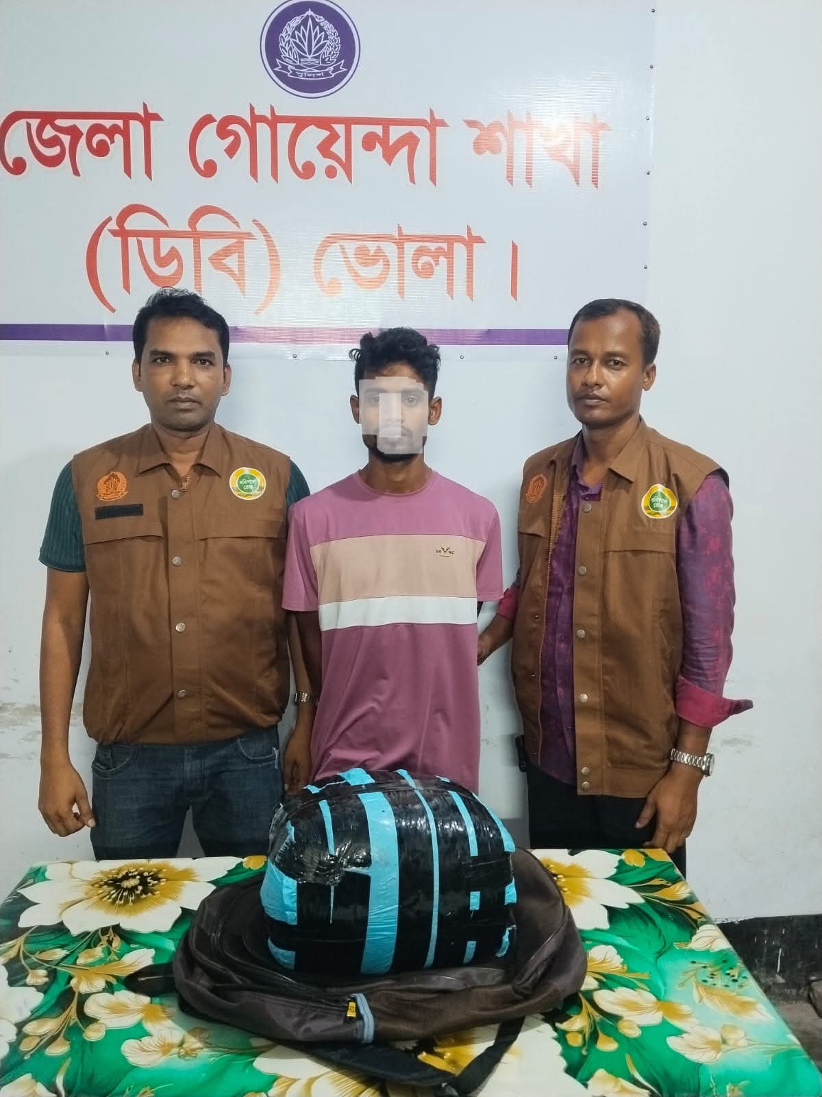 ভোলায় ডিবির অভিযানে ৪ কেজি গাঁজাসহ যুবক আটক