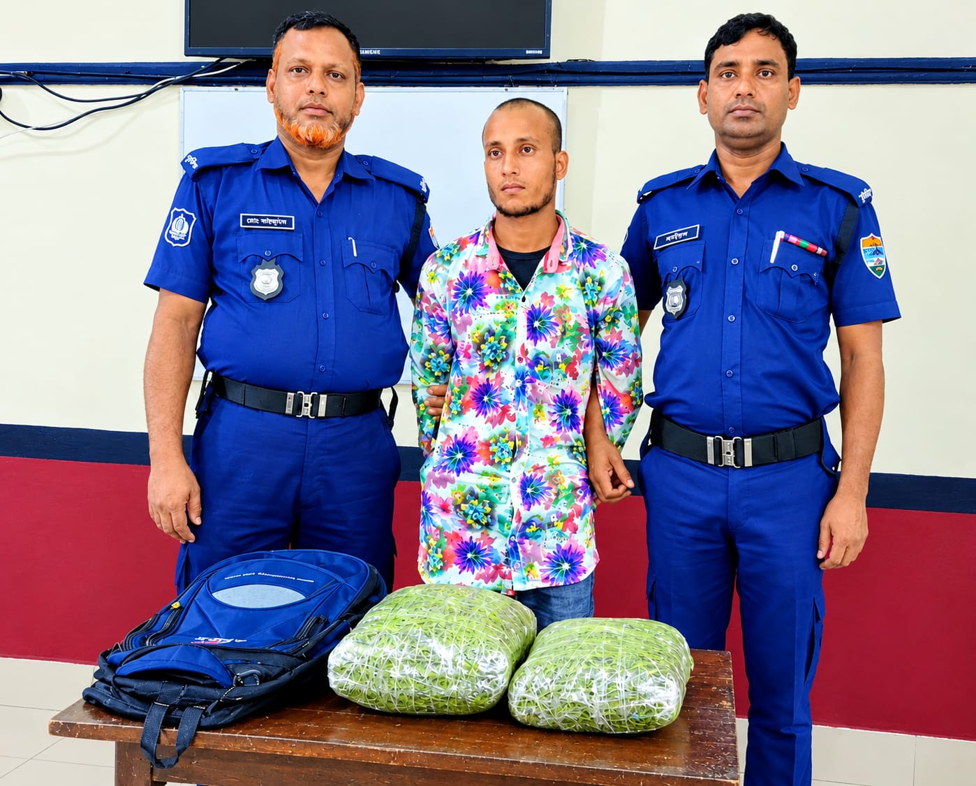 পার্বতীপুর রেলওয়ে পুলিশের অভিযানে ৫ কেজি গাঁজাসহ যুবক গ্রেপ্তার