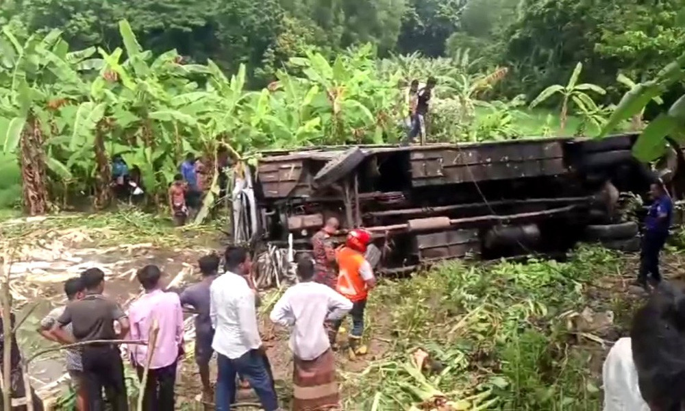 গোপালগঞ্জে বাস খাদে পড়ে নিহত ৩, আহত ৩০