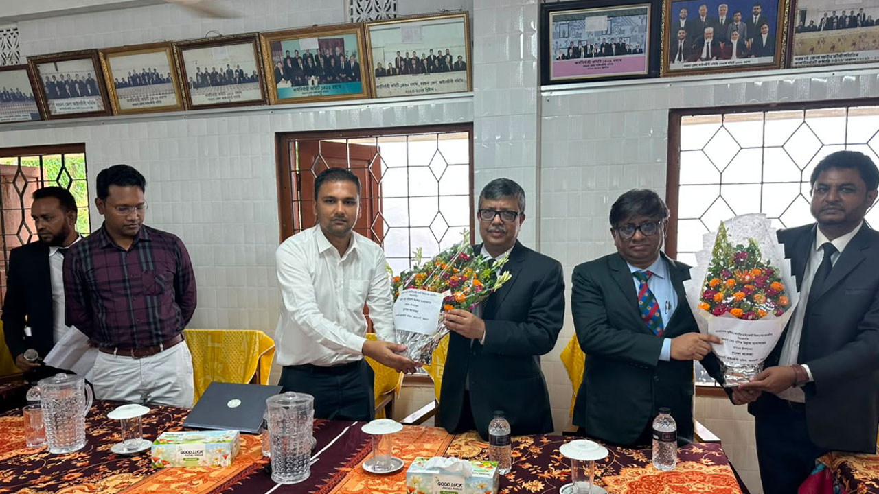 আদালত পরিদর্শনে হাইকোর্টের দুই বিচারপতি