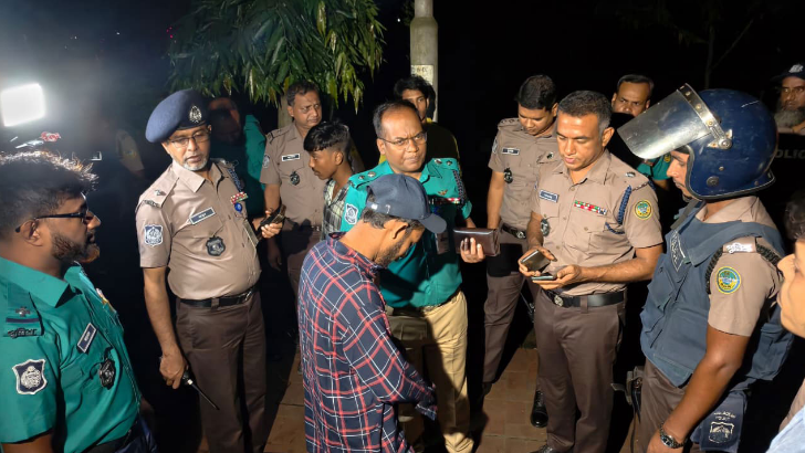 পার্কে মাদকের আসর ঠেকাতে আকস্মিক অভিযানে পুলিশ