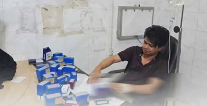 শরীরে স্যালাইন নিয়েই রোগী দেখলেন ডাক্তার