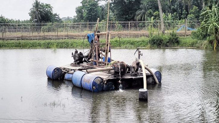 চিতলমারীর মাটি ড্রেজারের পাইপে চুষে যাচ্ছে !