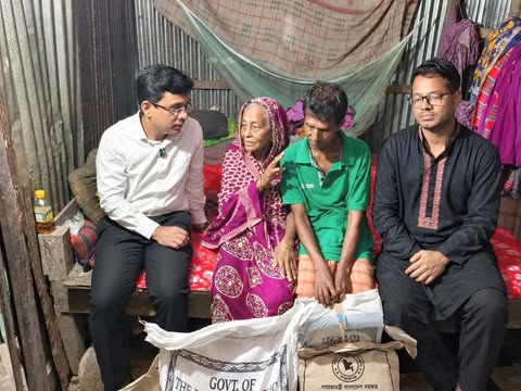 গৌরনদীতে ৯০ বছরের বিধবা কুলসুম বেগমের দুর্দশার খবর পেয়ে সন্ধ্যার পর ছুটে গেল উপজেলা প্রশাসন