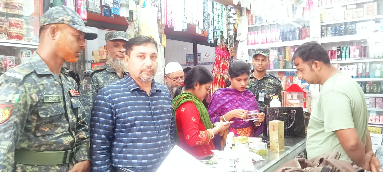 উজিরপুরে নোংরা পরিবেশে খাদ্যপণ্য, ৪ প্রতিষ্ঠানকে জরিমানা