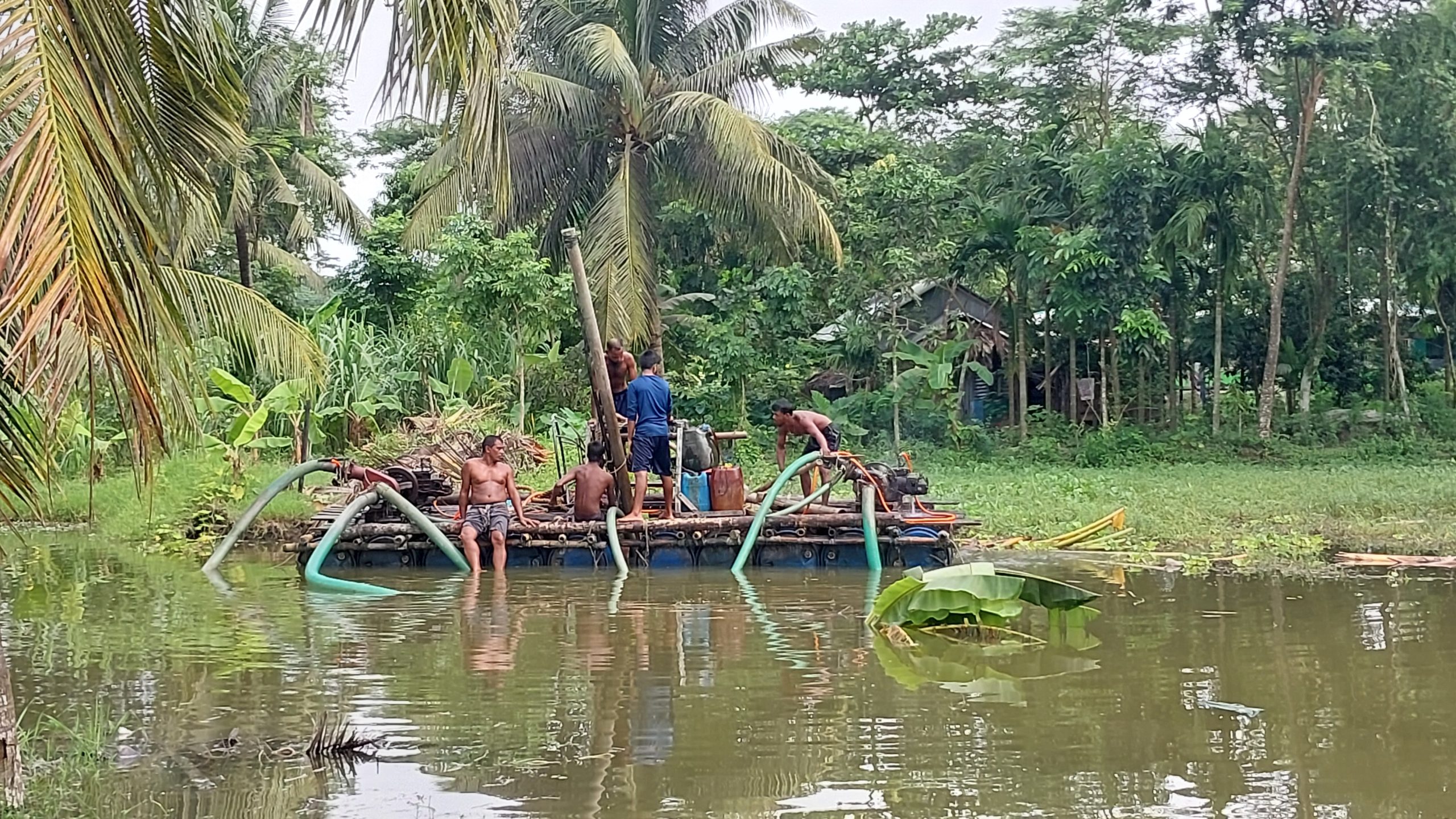 মোরেলগঞ্জে অবৈধ ড্রেজারে বালু উত্তোলন, হুমকিতে রাস্তা-বসতবাড়ি