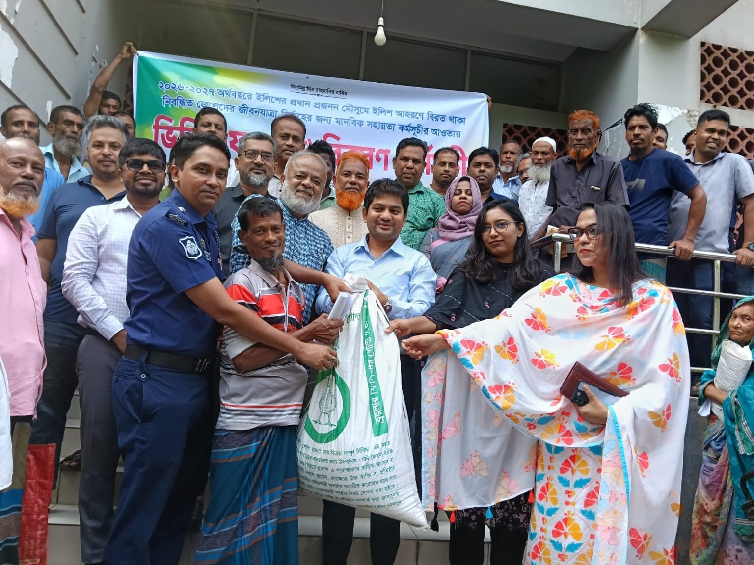 উজিরপুরে জেলেদের মাঝে ভিজিএফের চাল বিতরণ