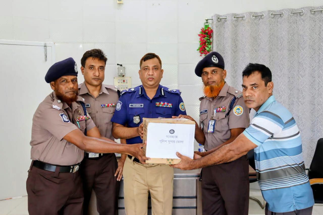 শারদীয় দুর্গাপূজা উপলক্ষে ভোলা পুলিশে সনাতন ধর্মাবলম্বী সদস্যদের শুভেচ্ছা সামগ্রী বিতরণ