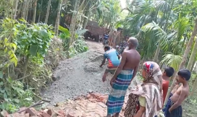 নিজ উদ্যোগে রাস্তা সংস্কার করে দিলেন সমাজসেবক কামাল