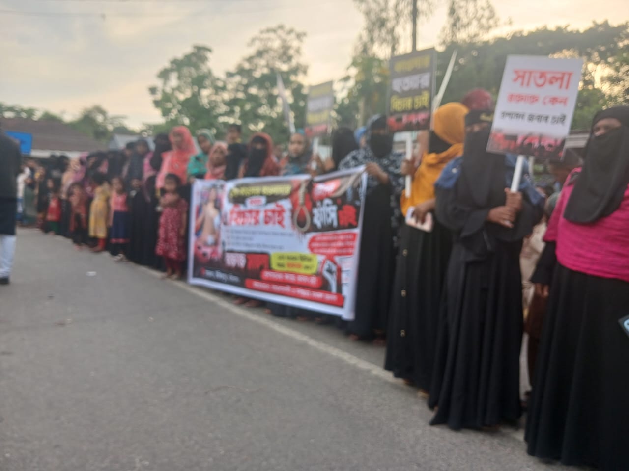 উজিরপুরের সাতলায় যুবদল নেতা কাওসার হত্যার বিচার দাবিতে বিক্ষোভ ও মানববন্ধন