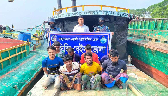 মেঘনায় অবৈধ বালু উত্তোলন, ৪ ড্রেজারসহ ৮ জন আটক