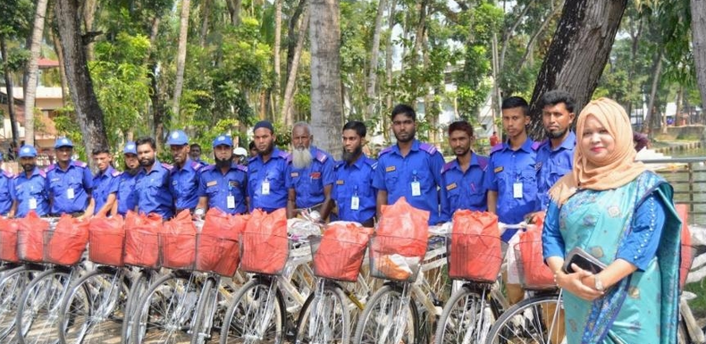 বরিশাল সদরে ৯৫ গ্রাম পুলিশের হাতে বাইসাইকেল ও ইউনিফর্ম