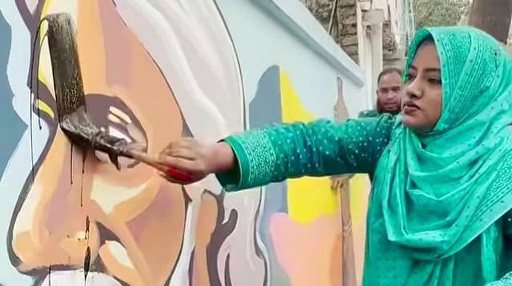 রবীন্দ্রনাথের গ্রাফিতিতে কালি দিতে গিয়ে আটক ৪