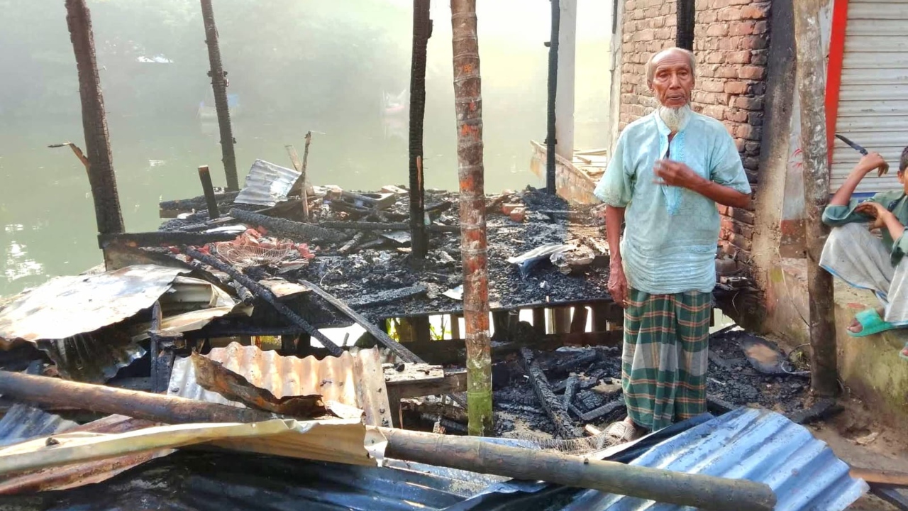 ভোলায় গ্যাস সিলিন্ডার বিস্ফোরণে পুড়ল দোকান, দিশাহারা বৃদ্ধ