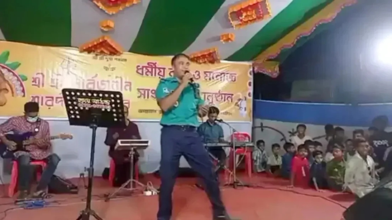 পূজামণ্ডপে ইউনিফর্ম পরে এএসআই’র গান, পুলিশ লাইন্সে সংযুক্ত