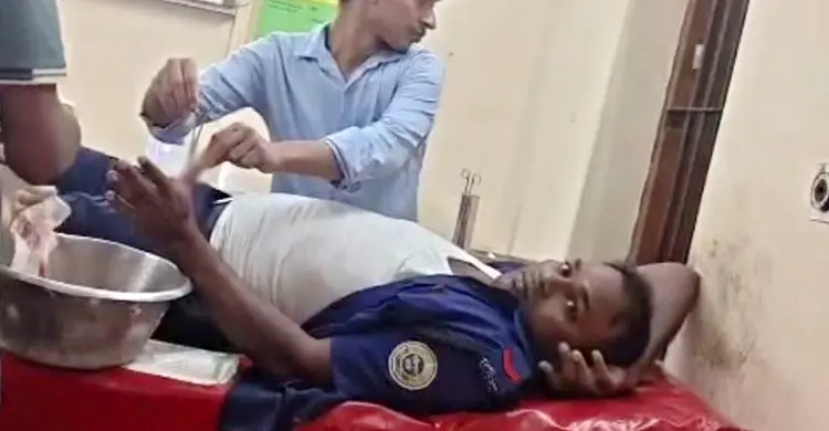 ইলিশ রক্ষায় অভিযানে গিয়ে জেলেদের হামলায় পুলিশ কনস্টেবল আহত