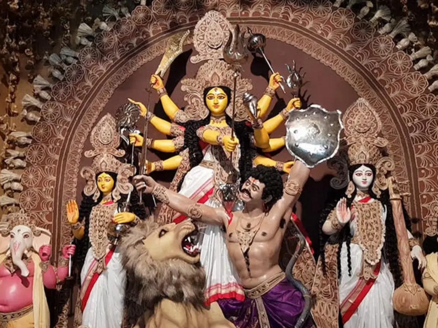 ভোলায় ১১২ মণ্ডপে দুর্গাপূজা, চলছে প্রতিমায় রংতুলির শেষ আঁচড়